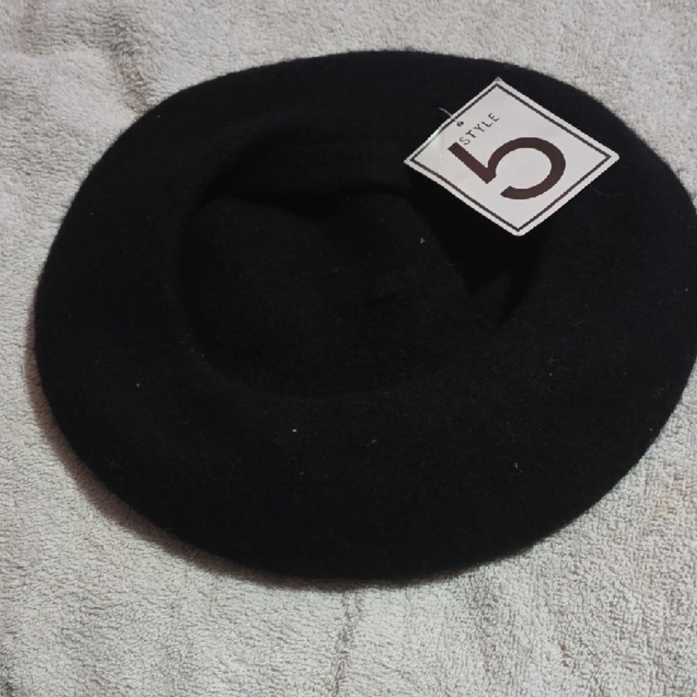 Classic Black Beret for Men - Picture 2 of 3